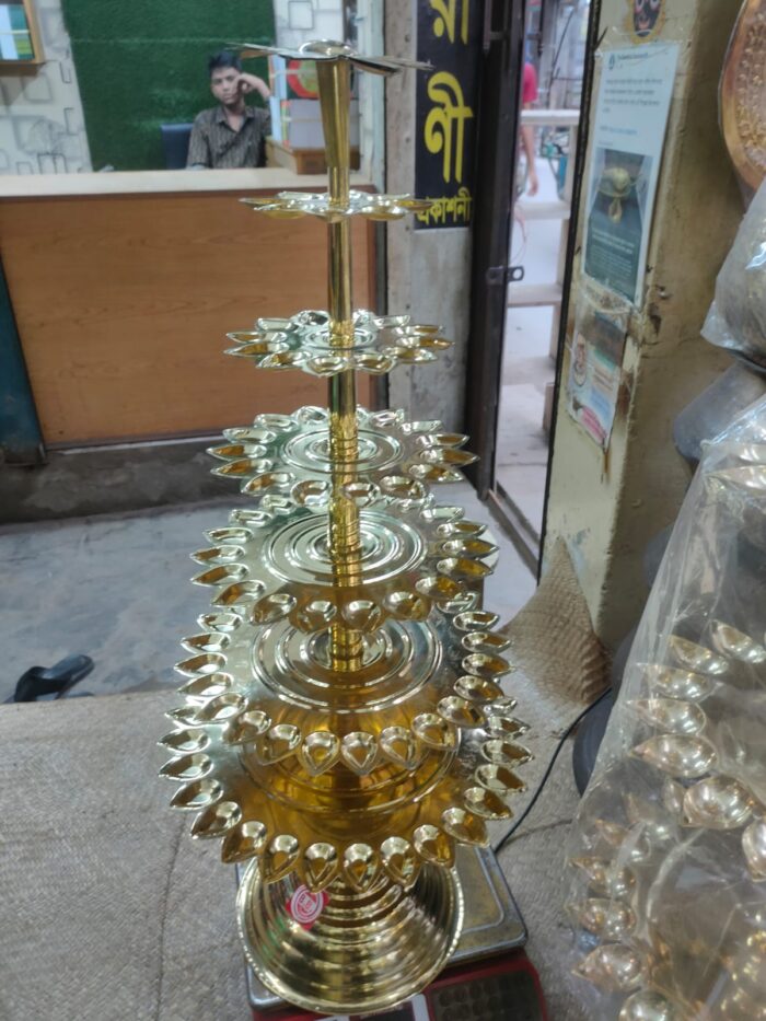 90a5c197-4562-4ce4-b187-56b46eeb94da পিতলের ইন্ডিয়ান ১০৮ প্রদীপ – ৩০ ইঞ্চি | ওজন ২.৩ কেজি | খাঁটি ব্রাস | পূজা ও হোম ডেকোরেশন প্রদীপ - Image 2