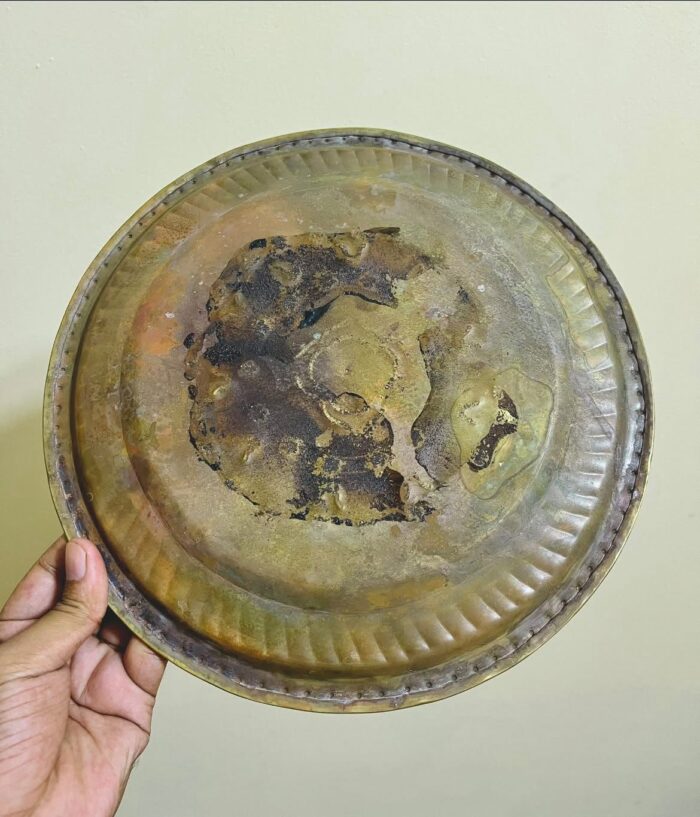 img_4034-2 অরিজিনাল পিতলের পুষ্প থালা – ১৬ ইঞ্চি – ১ কেজি - Image 2