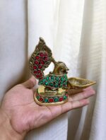 স্টোনের কাজ করা ঐতিহ্যবাহী পিতলের ময়ূর প্রদীপ – পূজা, হোম ডেকোর ও উপহার দেওয়ার জন্য একেবারে আদর্শ - Image 2