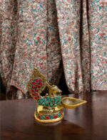 স্টোনের কাজ করা ঐতিহ্যবাহী পিতলের ময়ূর প্রদীপ – পূজা, হোম ডেকোর ও উপহার দেওয়ার জন্য একেবারে আদর্শ