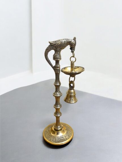 খাঁটি পিতলের তৈরি ঘণ্টা প্রদীপ – পূজা, মন্দির ও হোম ডেকোরের জন্য আদর্শ।