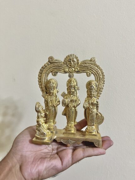 পিতলের তৈরি রাম দরবার শোপিস (৬.৫”, ১১৫০ গ্রাম)। রাম, সীতা, লক্ষ্মণ ও হনুমানের ঐশ্বরিক মূর্তি। হোম ডেকোর ও পূজার জন্য আদর্শ