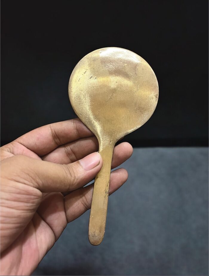 img_5414 পিতলের দর্পণ | ৪.৫ ইঞ্চি | ৫০ গ্রাম | বিয়ে ও পূজার জন্য উপযুক্ত - Image 2