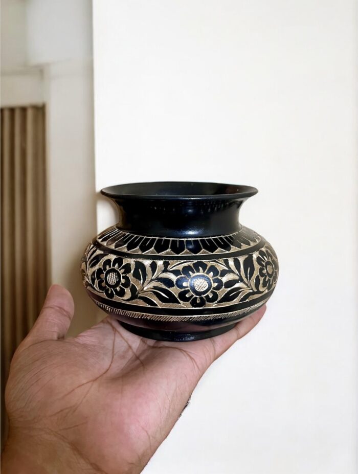 img_5434 পিতলের কালো মিনা করা ঘটি | শোপিস | ৩.৫ ইঞ্চি | ৫৩০ গ্রাম | ঘর সাজানোর জন্য উপযুক্ত - Image 2