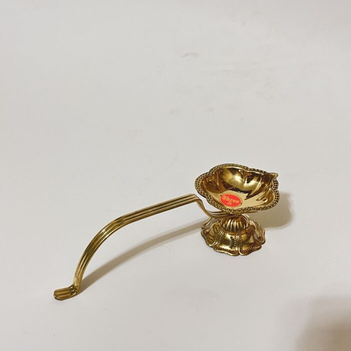 img_7432 পিতলের ইন্ডিয়ান প্রদীপ - ৬.৫ ইঞ্চি- ৯৮ গ্রাম - Image 1