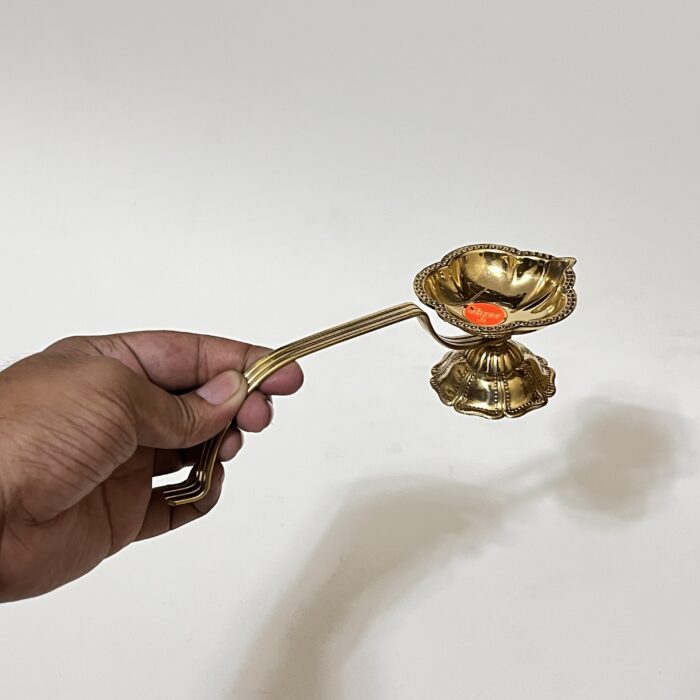 img_7438 পিতলের ইন্ডিয়ান প্রদীপ - ৬.৫ ইঞ্চি- ৯৮ গ্রাম - Image 4