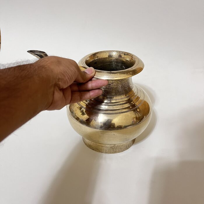 img_7453 পিতলের বড় বদনা- পলিশ করা - ৭.৫ ইঞ্চি- ১ কেজি ৯৩০ গ্রাম - Image 3