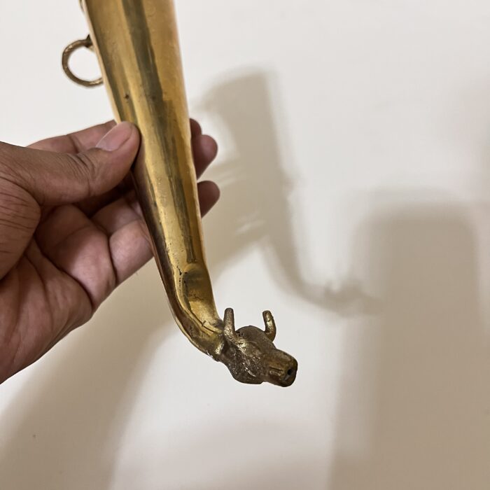 img_7468 অরিজিনাল পিতলের তৈরি গোমুখী শৃঙ্গী – পূজা ও আচার অনুষ্ঠানে ব্যবহারযোগ্য। সুন্দর হাতে তৈরি, দীঘস্থায়ী ও আকর্ষণীয় ডিজাইন। - Image 3