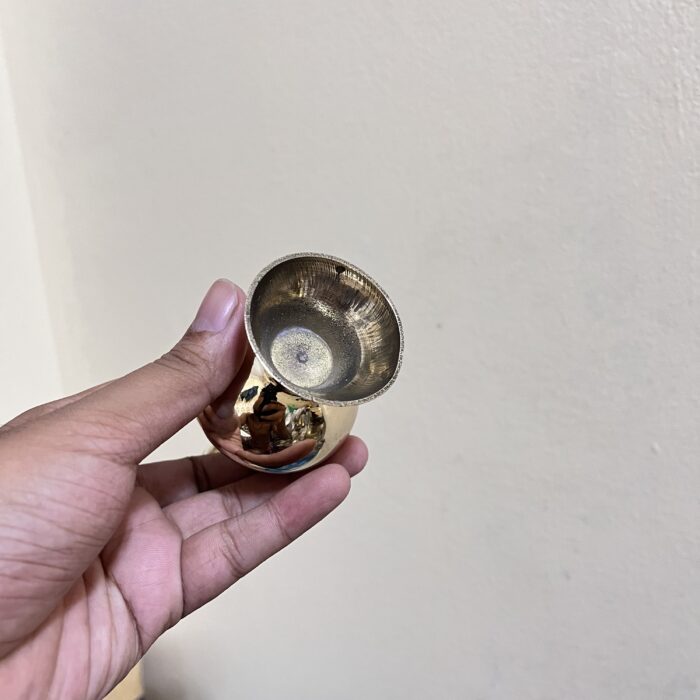 img_7718 পুরনো পিতলের গোলাপ জলদানী - পলিশ করা - ৯৮ গ্রাম - ৮ ইঞ্চি - Image 3