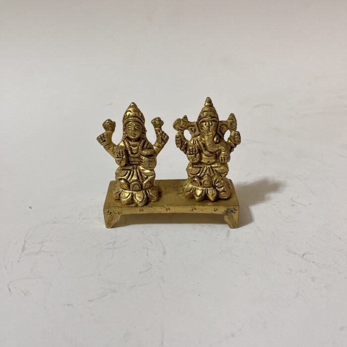 img_7893 পিতলের এন্টিক ডিজাইনের ধনলক্ষ্মী গণেশ সেট- ২.৫ ইঞ্চি- ৩০০ গ্রাম - Image 1