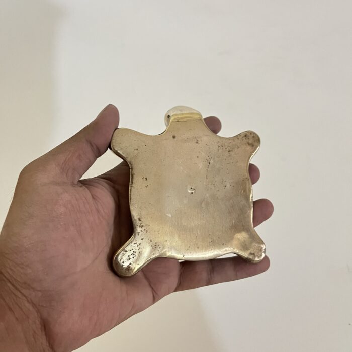img_7968 পিতলের পুরনো কচ্ছপ- পলিশ করা- ৩১০ গ্রাম - ৪ ইঞ্চি - Image 4