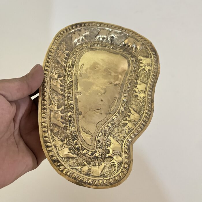 img_7972 পিতলের পুরনো ট্রে - হাতে নকশা আঁকা - ৭০ গ্রাম - ৭.৫ ইঞ্চি - Image 1