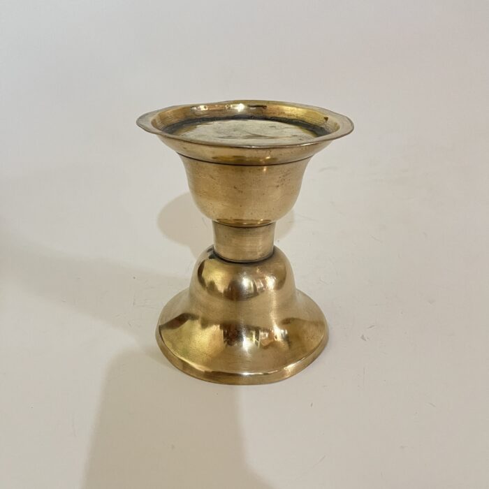 img_7974 পিতলের পুরনো স্ট্যান্ড - পলিশ করা হয়েছে - ৬/৫ ইঞ্চি- ৩৭০ গ্রাম - Image 3