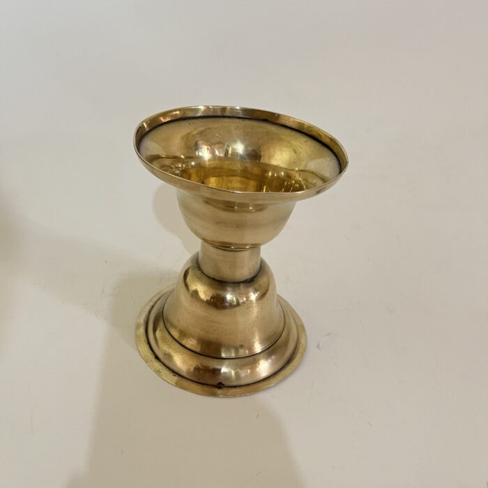 img_7975 পিতলের পুরনো স্ট্যান্ড - পলিশ করা হয়েছে - ৬/৫ ইঞ্চি- ৩৭০ গ্রাম - Image 4