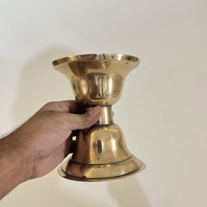 img_7977 পিতলের পুরনো স্ট্যান্ড - পলিশ করা হয়েছে - ৬/৫ ইঞ্চি- ৩৭০ গ্রাম - Image 5