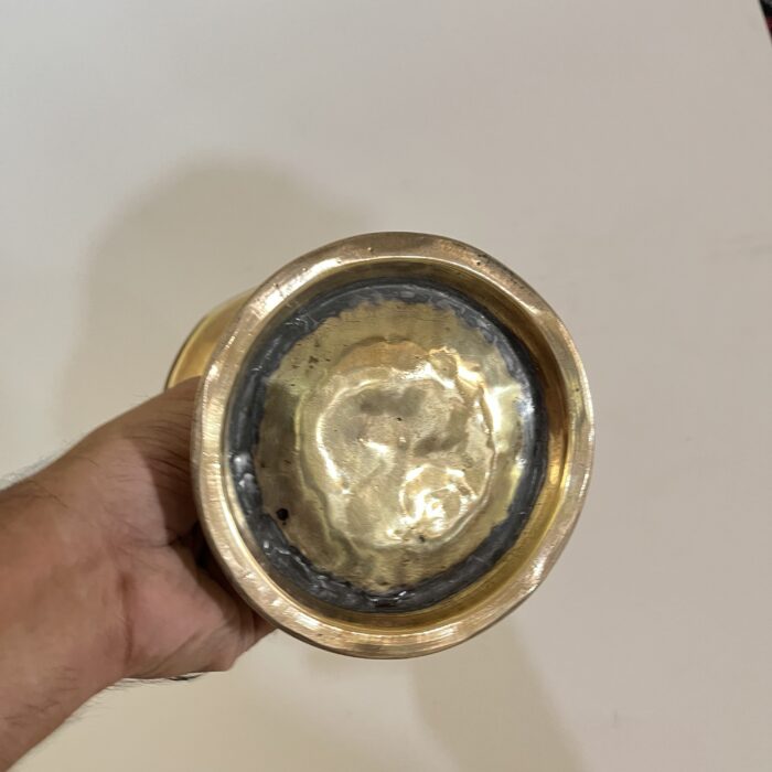 img_7979 পিতলের পুরনো স্ট্যান্ড - পলিশ করা হয়েছে - ৬/৫ ইঞ্চি- ৩৭০ গ্রাম - Image 7