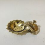 পিতলের পুরনো পাউডার কেস - ৪.৫ ইঞ্চি - ১৯০ গ্রাম - Image 2