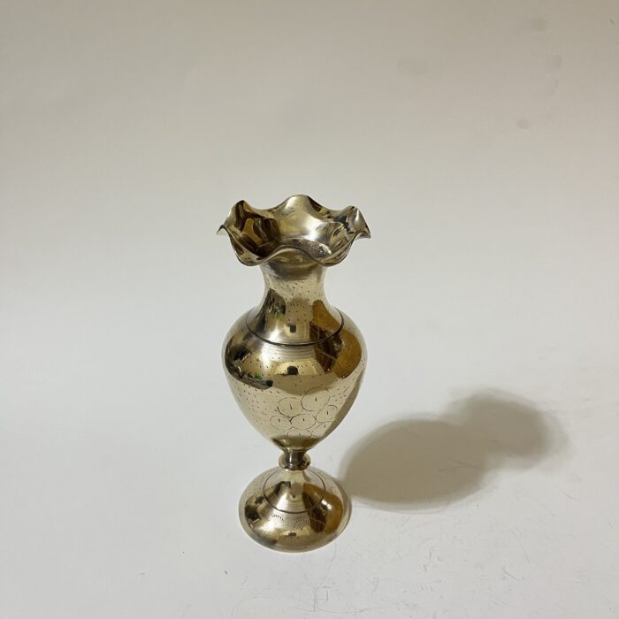 পিতলের পুরনো ফুলদানি - পলিশ করা- ৭.৭ ইঞ্চি - Image 1