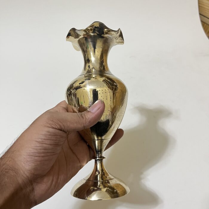 পিতলের পুরনো ফুলদানি - পলিশ করা- ৭.৭ ইঞ্চি - Image 3