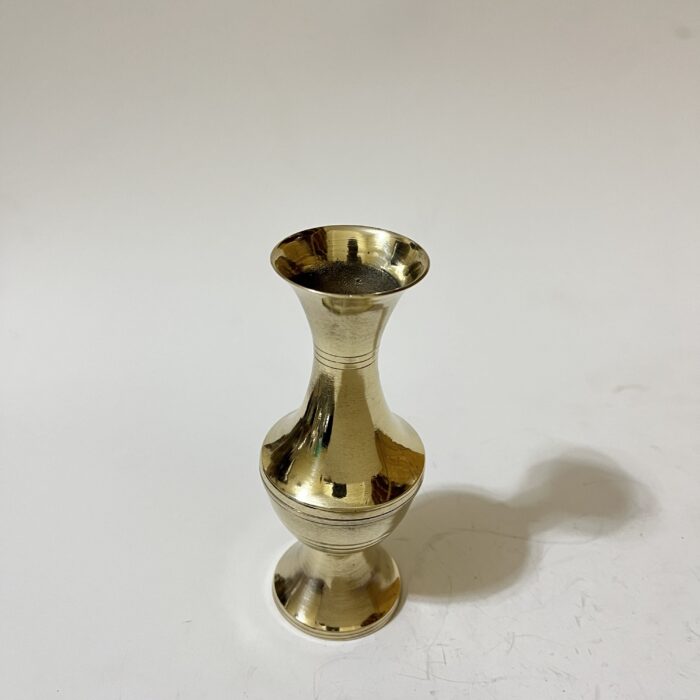 img_8092 পিতলের ছোট ফুলদানি - ৬ ইঞ্চি- ১৫৫ গ্রাম - Image 1