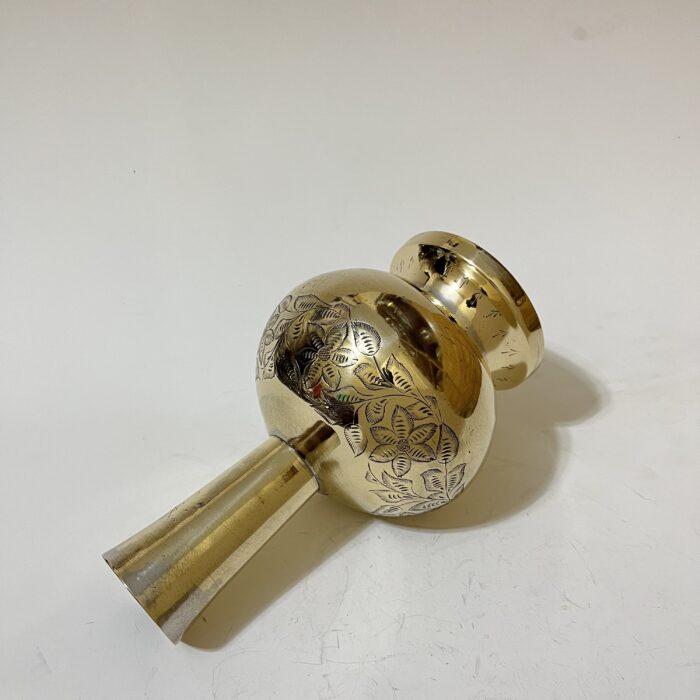 img_8153 পিতলের পুরনো ফুলদানি - ৮.৫ ইঞ্চি- ৮৭০ গ্রাম - Image 3