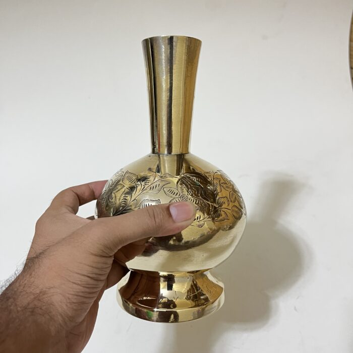 img_8154 পিতলের পুরনো ফুলদানি - ৮.৫ ইঞ্চি- ৮৭০ গ্রাম - Image 4