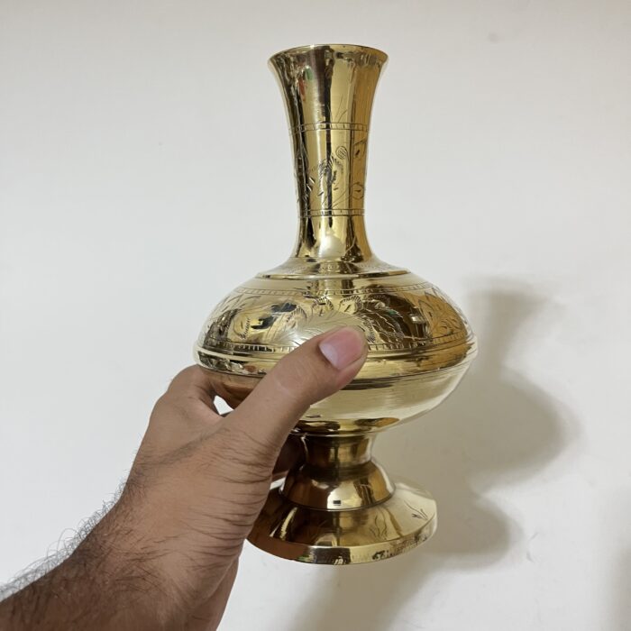 img_8159 পিতলের পুরনো ফুলদানি- পলিশ করা - ৮.৫ ইঞ্চি - Image 4