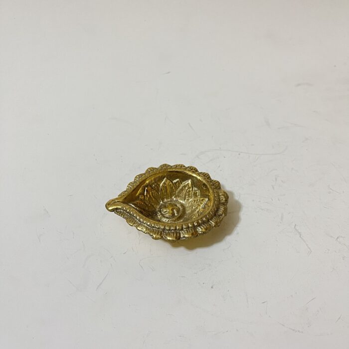 img_8391 পিতলের প্রদীপ - ৩.৪ ইঞ্চি - ১৫০ গ্রাম - Image 1