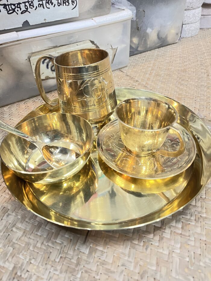 পিতলের থালা - মগ - বাটি - চামচ - কাপ পিরিচ সেট - ১ কেজি ৪০০ গ্রাম - Image 1