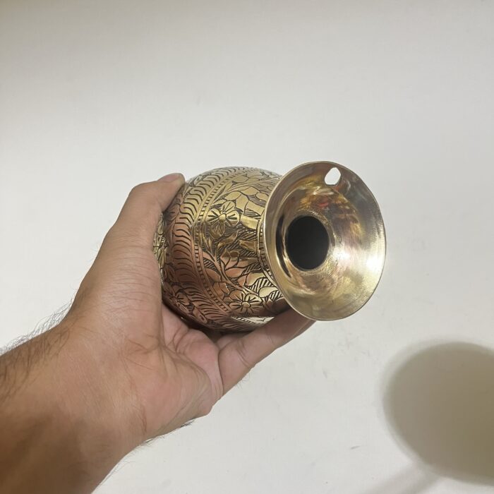 পিতলের পুরনো ল্যাম্প স্ট্যান্ড - নকশা করা - পলিশ করা - ৮০০ গ্রাম - ৯ ইঞ্চি - Image 3