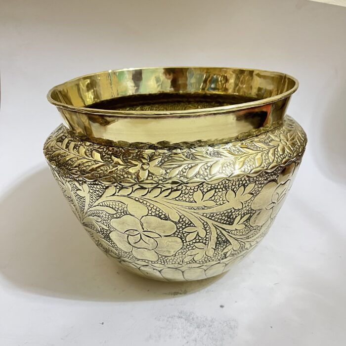img_9550 Brass Flowers Base - Size 11"/9.5" - 1100 gram - Image 1