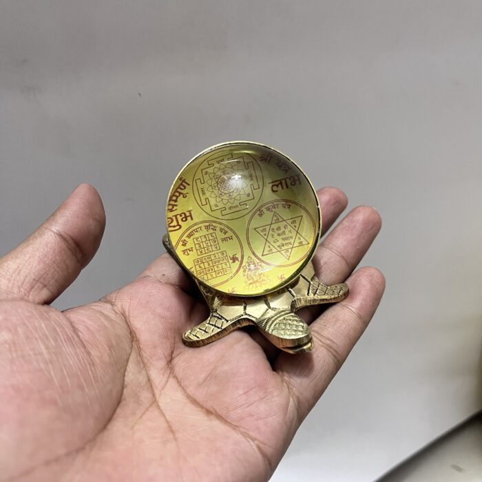 পিতলের ফেং শুই কচ্ছপ শ্রীযন্ত্র সহ – সৌভাগ্য, স্থায়িত্ব ও সমৃদ্ধির প্রতীক - Image 2